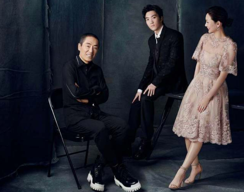 张艺谋晒全家福,他满头白发精神抖擞,妻子穿白色裙子年轻靓丽