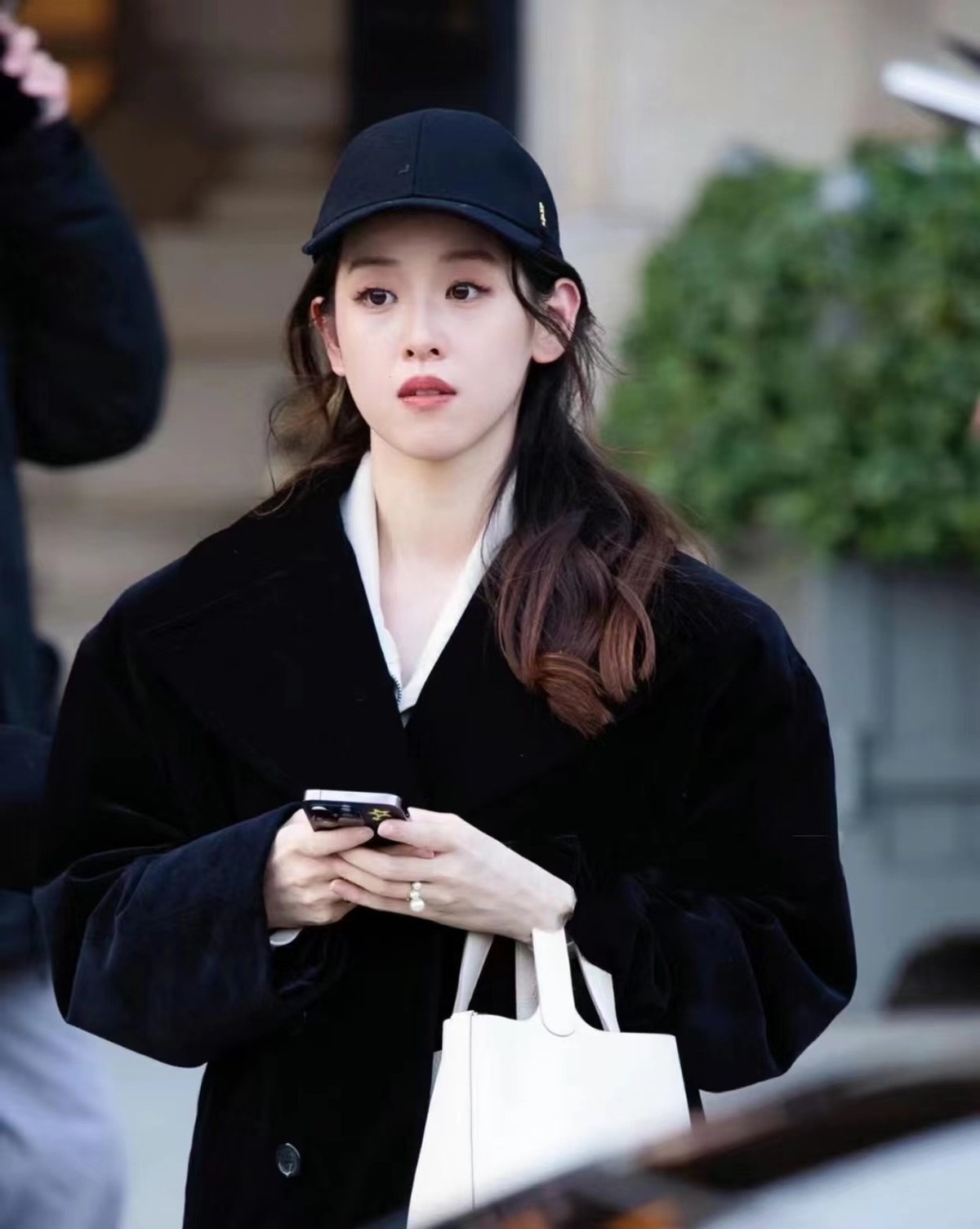 章泽天二胎后地位更稳!穿4万大衣拎爱马仕闪耀巴黎,初恋脸绝美