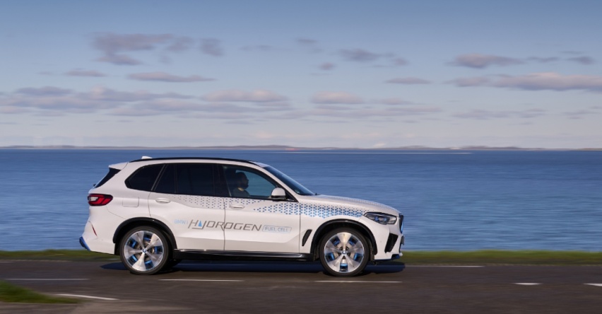 宝马iX5 Hydrogen使用第五代宝马eDrive技术的高度集成驱动单元，将燃料电池与电机、变速器和电控设备封装在一个紧凑的外壳中。