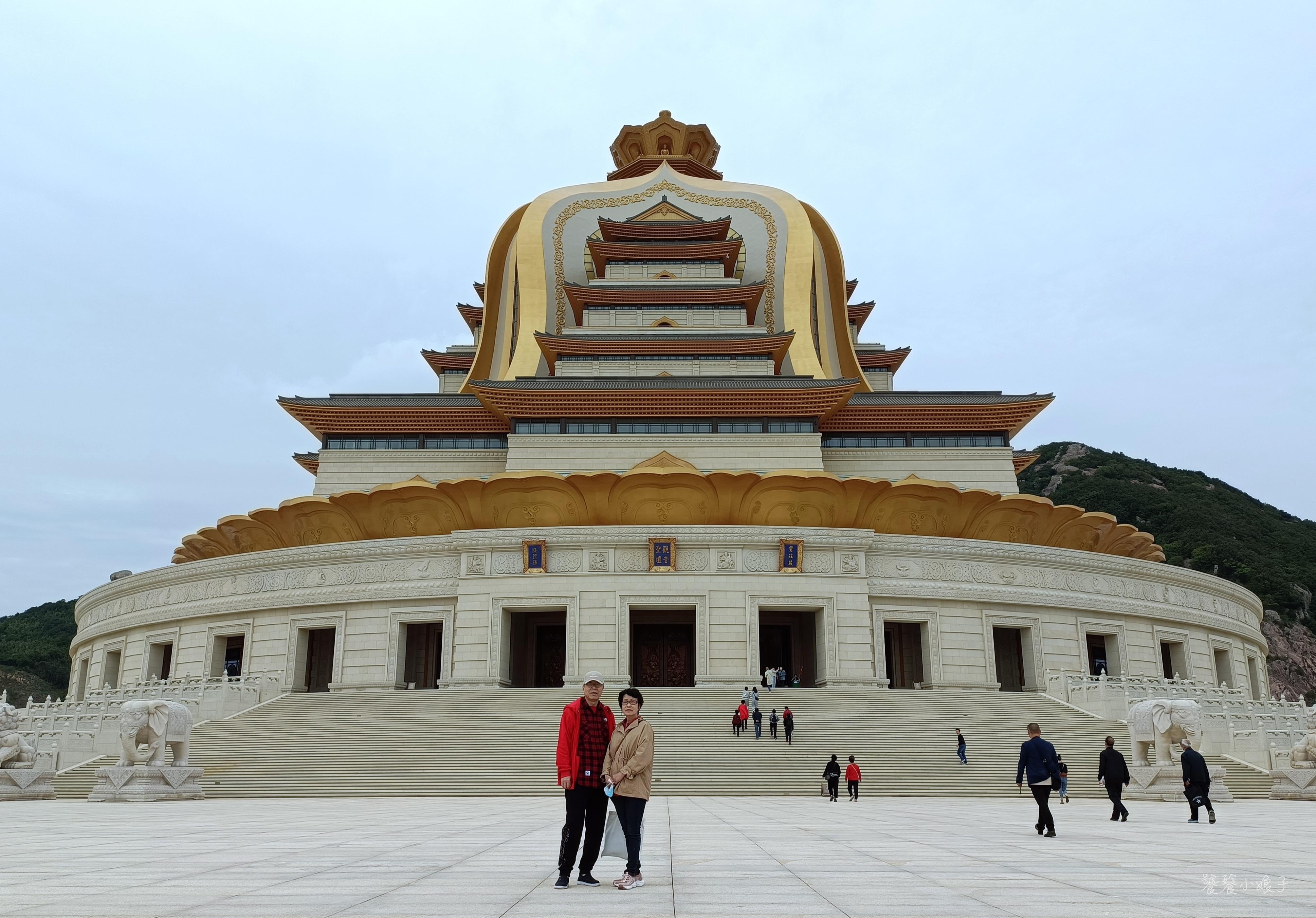 登上大台阶,圣坛一层的圆通宝殿十分震撼,大厅正中,桧木雕刻的