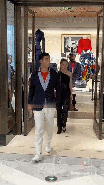 何超莲窦骁大婚前合体捞金!男方脖子草莓印显眼,被嘲眼中无真情